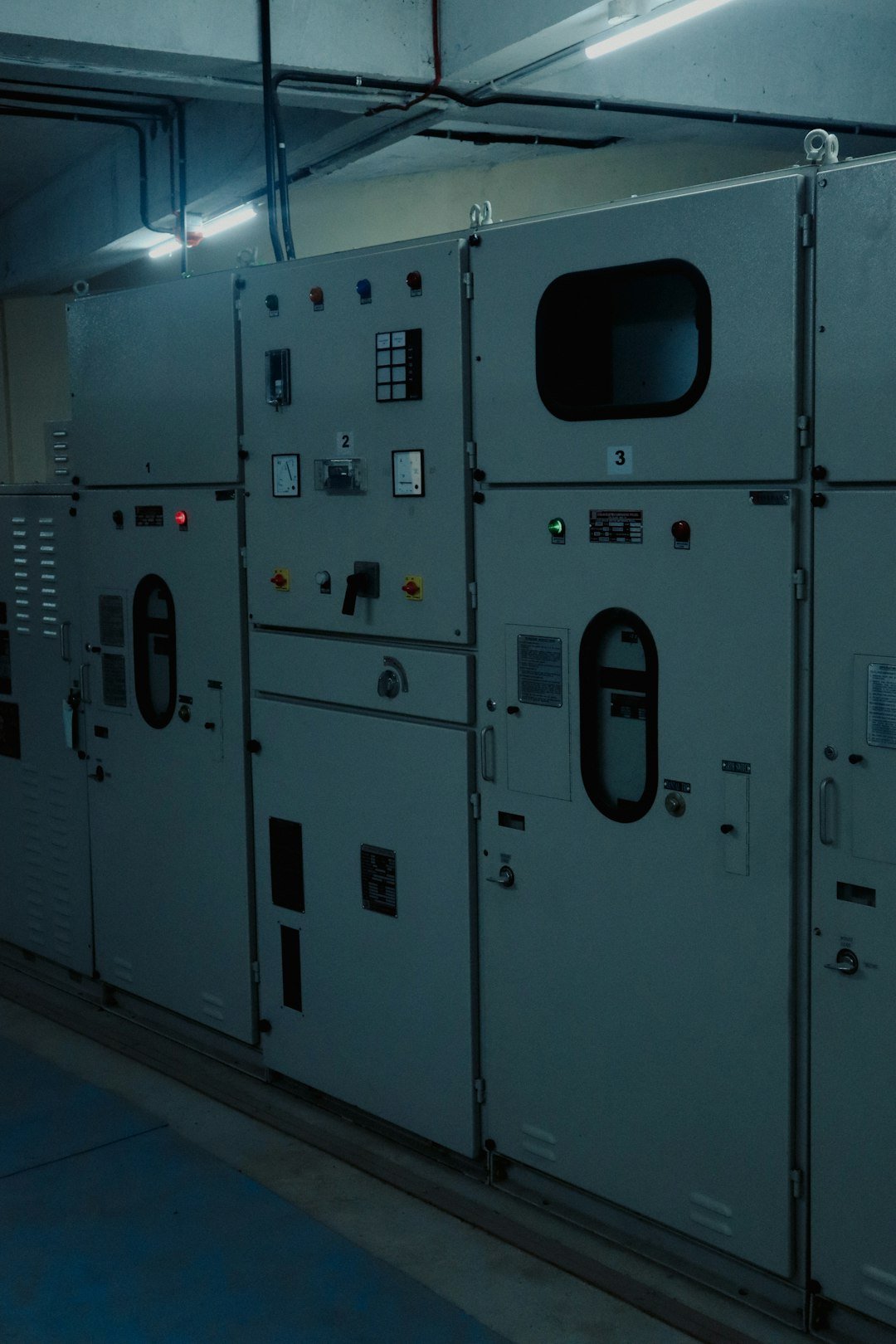 a-row-of-white-lockers-jisia2sxqog